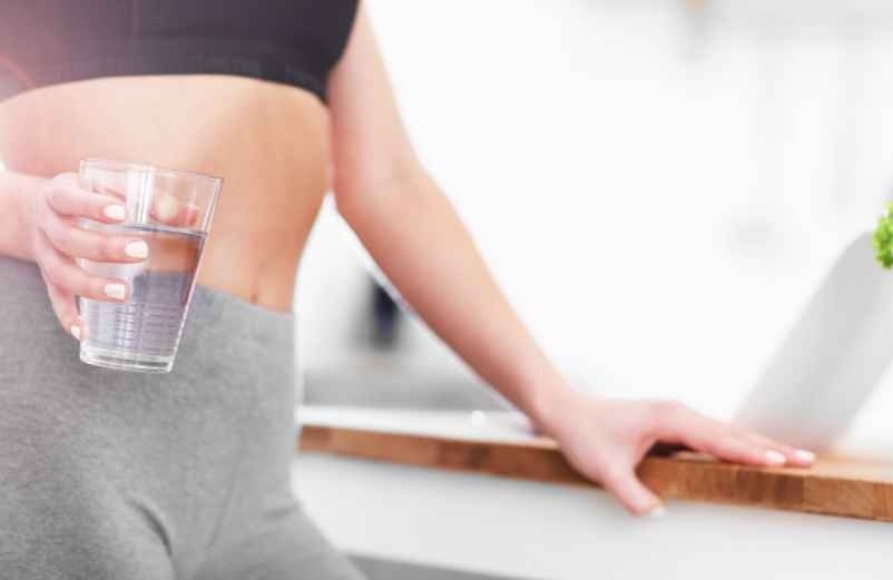 Combien de verres d’eau par jour faut-il vraiment boire pour maigrir plus vite ? J'amène-le-Dessert