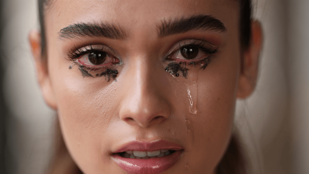 Yeux qui pleurent : les ophtalmologues livrent leur secret pour ne plus g&acirc;cher votre maquillage