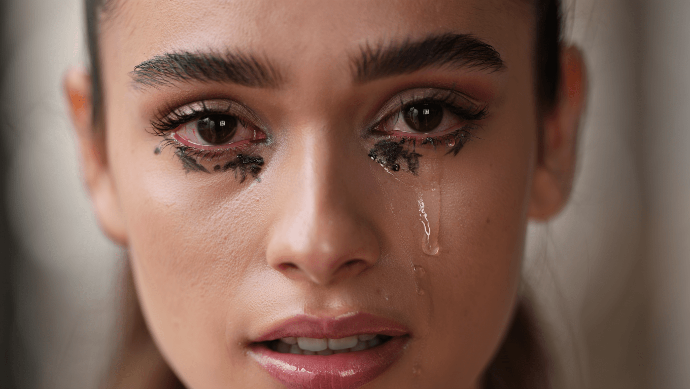 Yeux qui pleurent : les ophtalmologues livrent leur secret pour ne plus g&acirc;cher votre maquillage