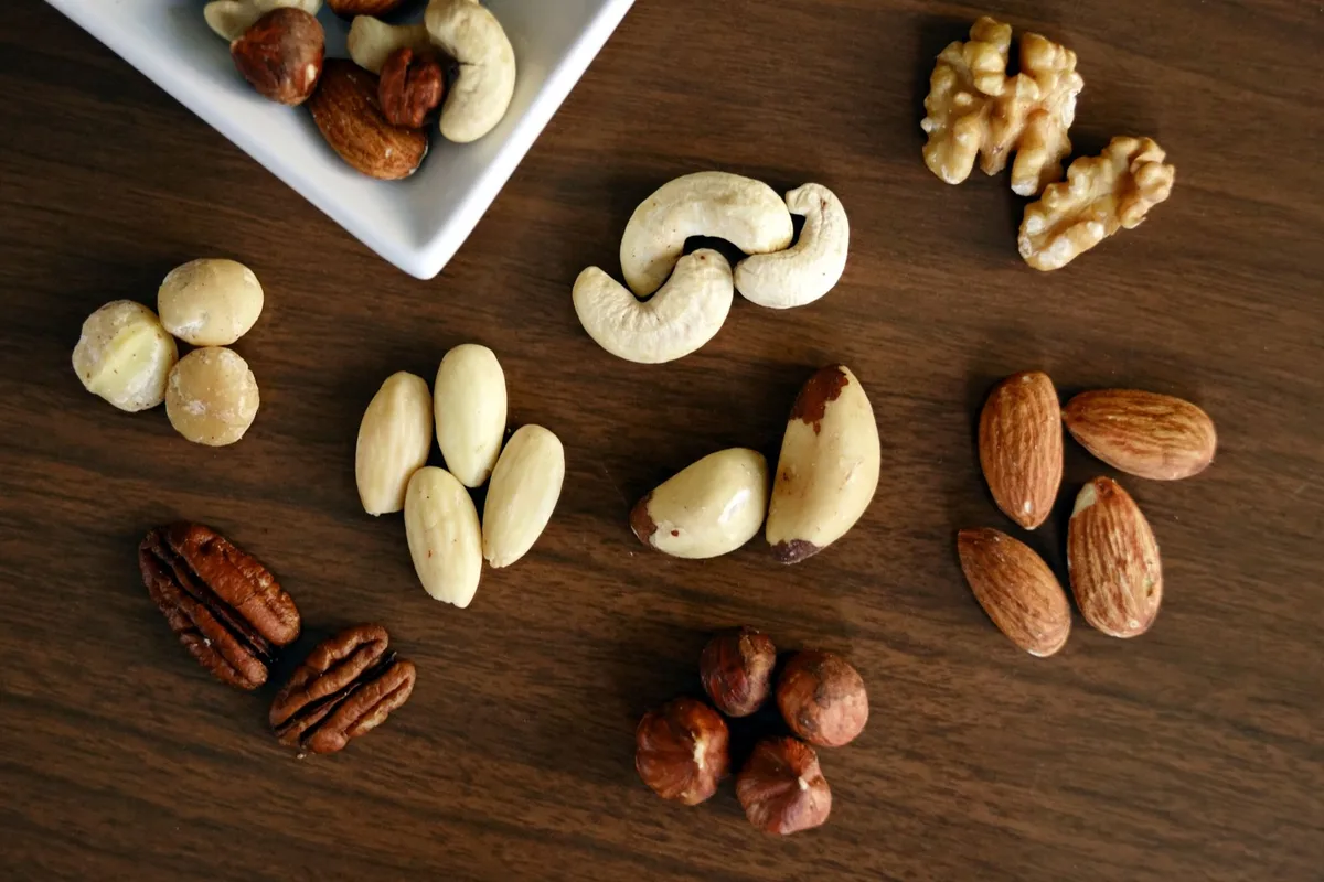 Portion quotidienne de noix dans un bol