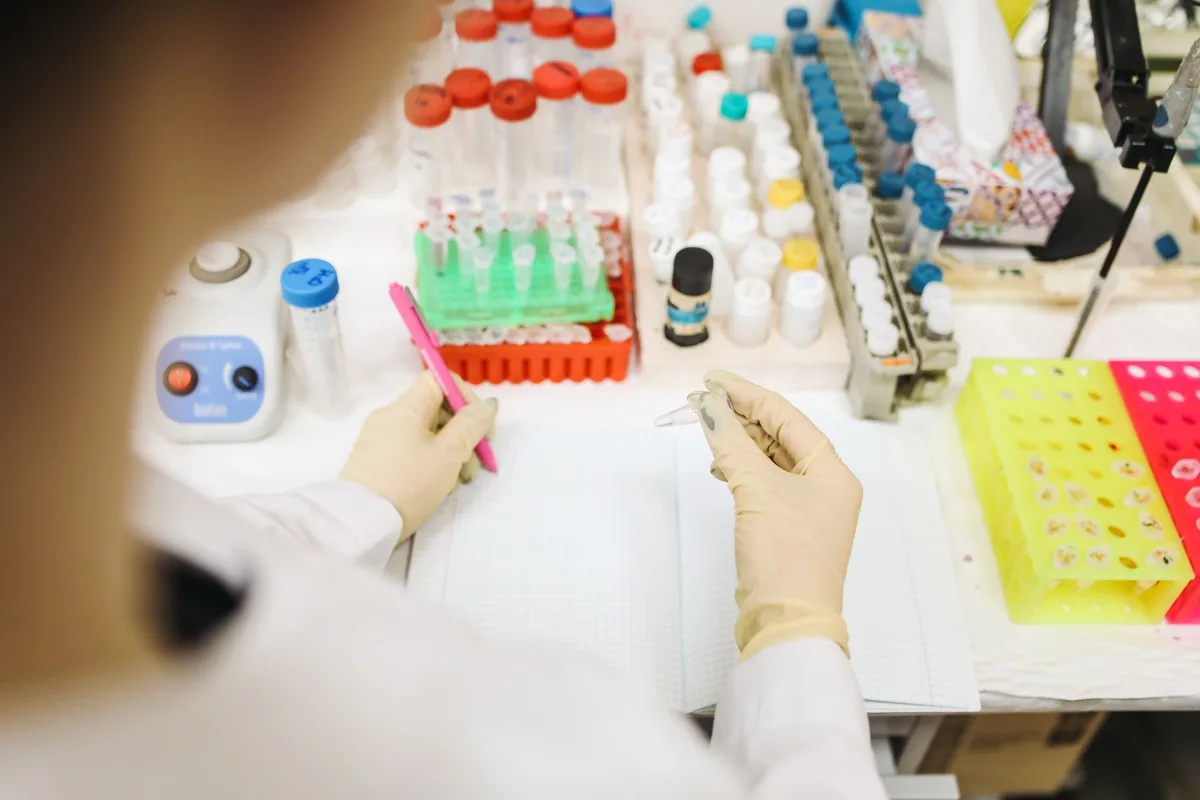 Chercheur analysant des données d'essai clinique sur nutrition