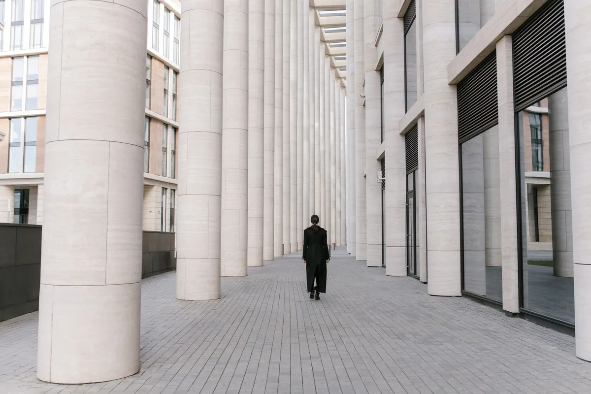 Femme en bonne posture lors d'une marche, colonne vertébrale alignée
