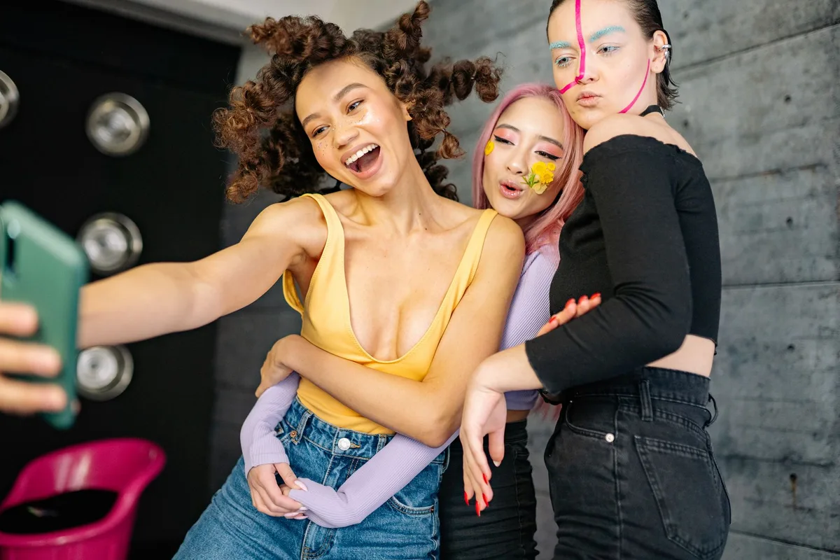 Jeune personne scrollant sur les réseaux sociaux avec filtres de beauté appliqués