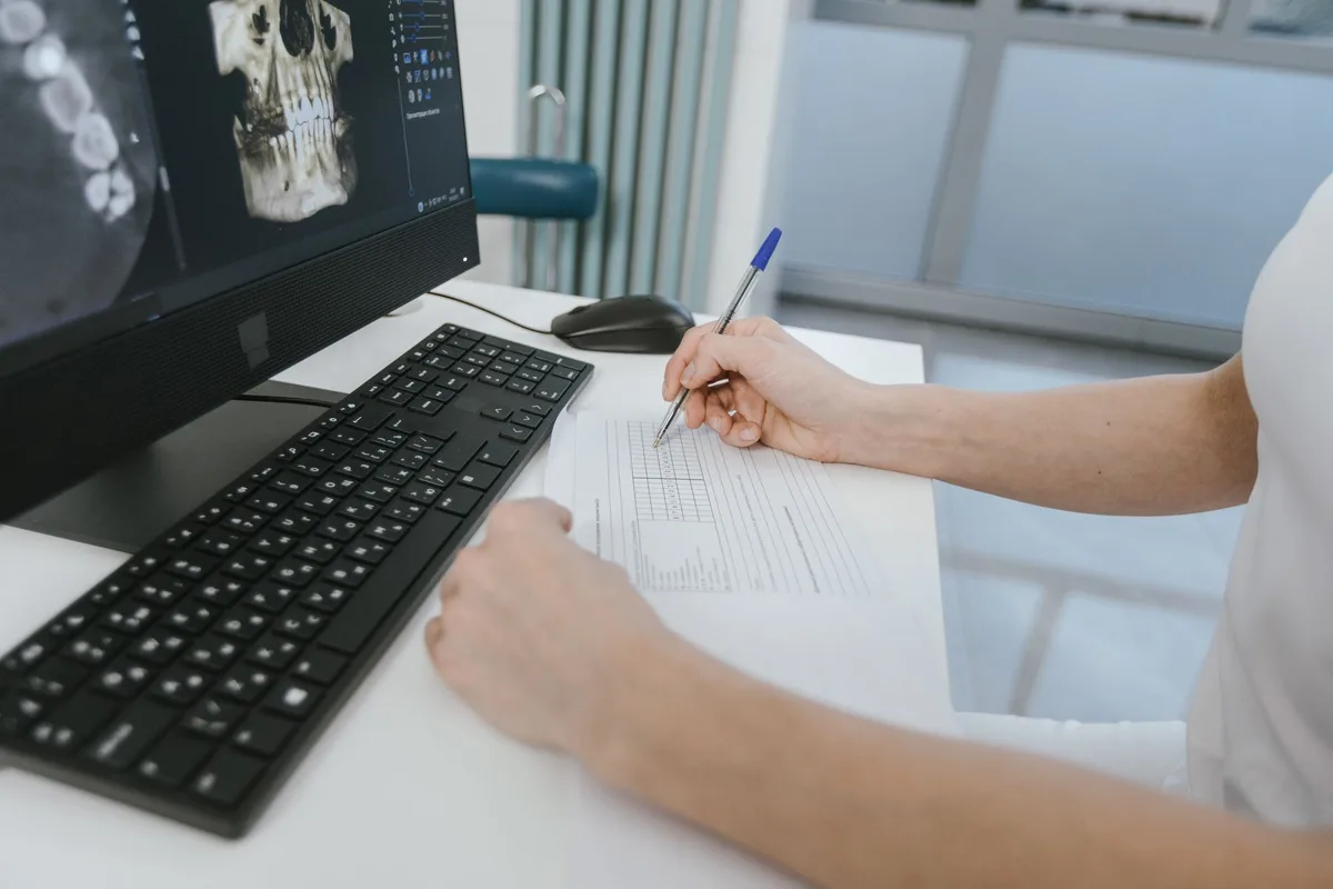 Documents médicaux et imagerie dans un cadre de consultation clinique