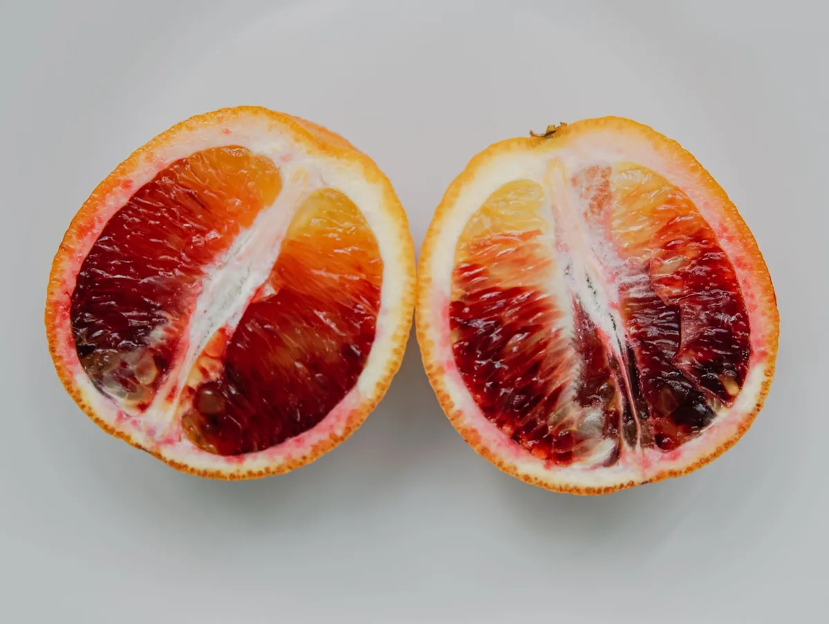 Orange sanguine fraîche coupée en tranches, montrant sa chair rouge caractéristique