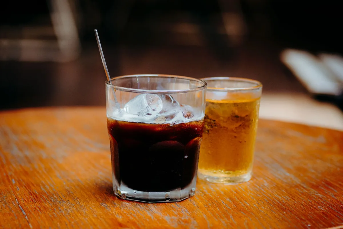 Tasses de café et de thé, boissons foncées qui tachent les dents.