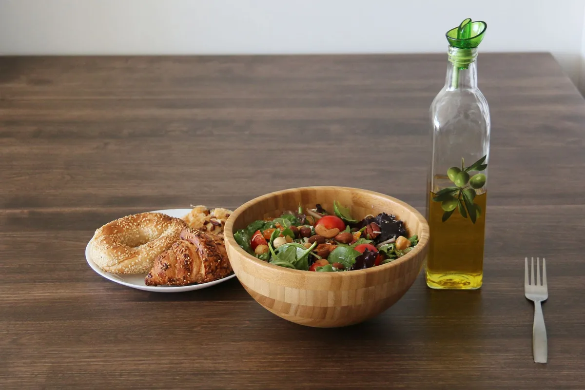 Préparation d'une vinaigrette maison avec huile d'olive et vinaigre