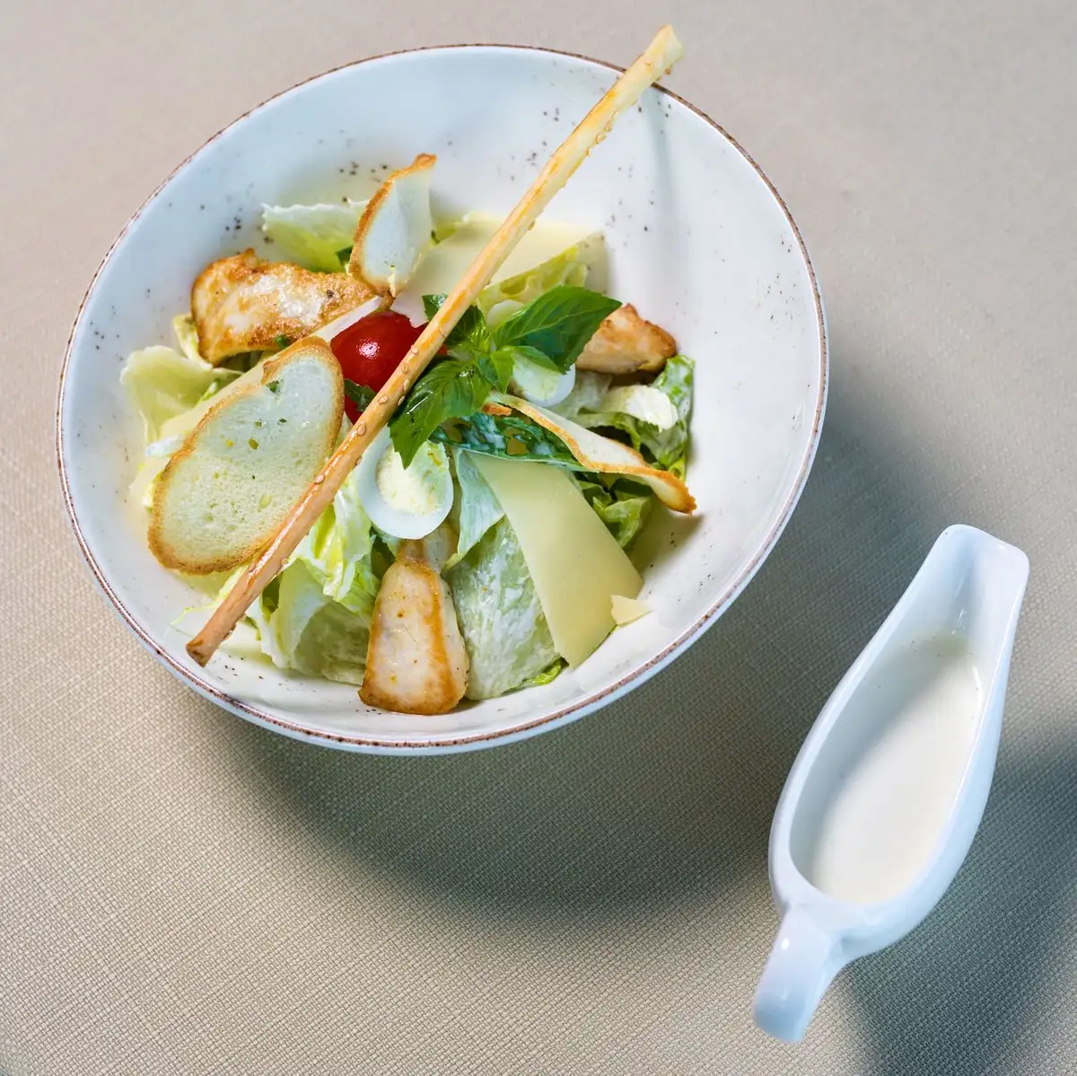 Copeaux de parmesan râpé en petite quantité sur une salade