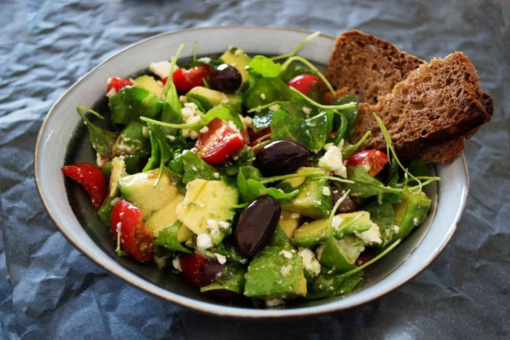 Salade fraîche colorée avec légumes variés et vinaigrette maison dosée