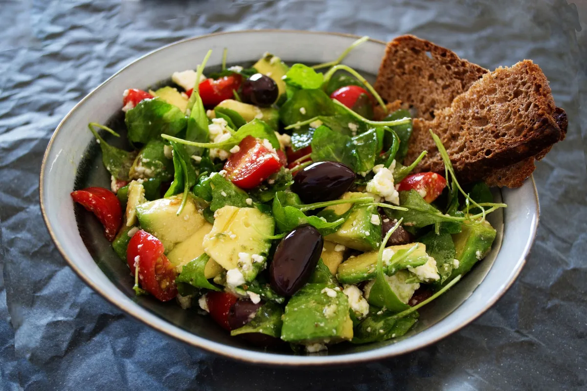 Salade fraîche colorée avec légumes variés et vinaigrette maison dosée