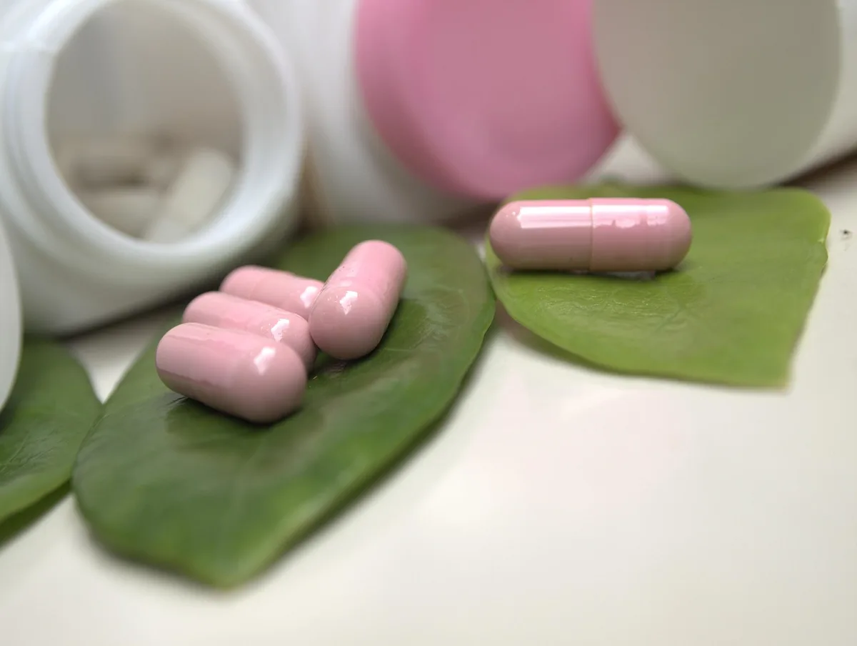 Complément alimentaire nomade avec légumes frais et bouteille d'eau sur table ensoleillée