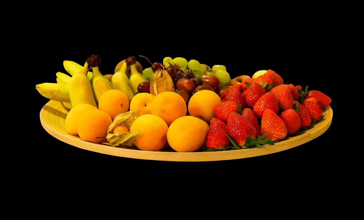 Yaourt nature accompagné de mirabelles fraîches dans un bol