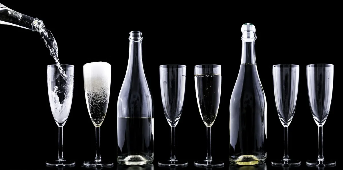 Verre de Spritz à côté d'une étiquette indiquant 150–200 kcal