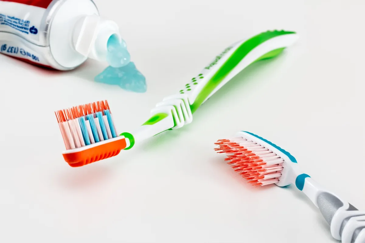 Schéma illustrant les tubuli dentinaires et les ingrédients actifs d'un dentifrice