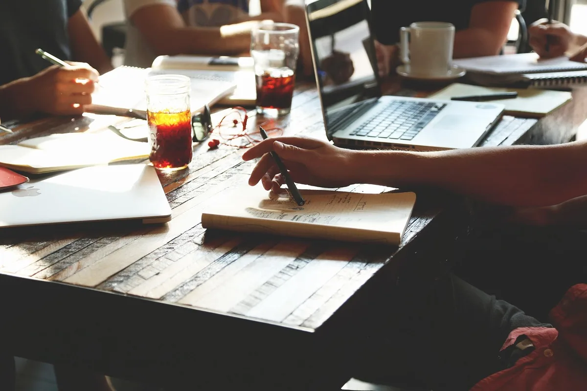 Réunion d'affaires dans un bureau montrant des discussions d'influence corporative