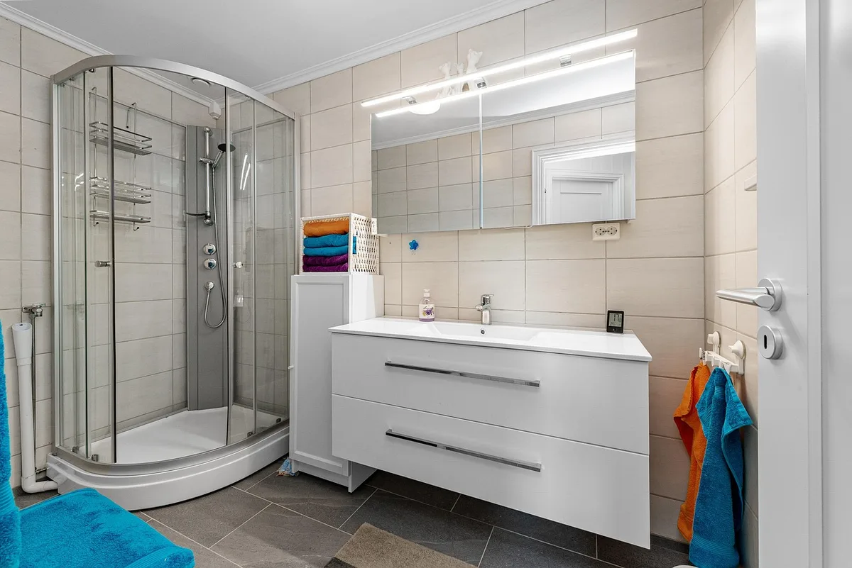 Nettoyage d'une jambe sous la douche avec gel doux