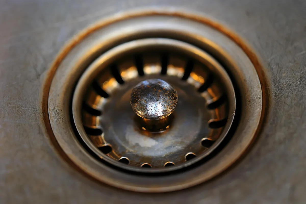 Crème de rasage et lavabo dans une salle de bain claire prêts pour le rasage
