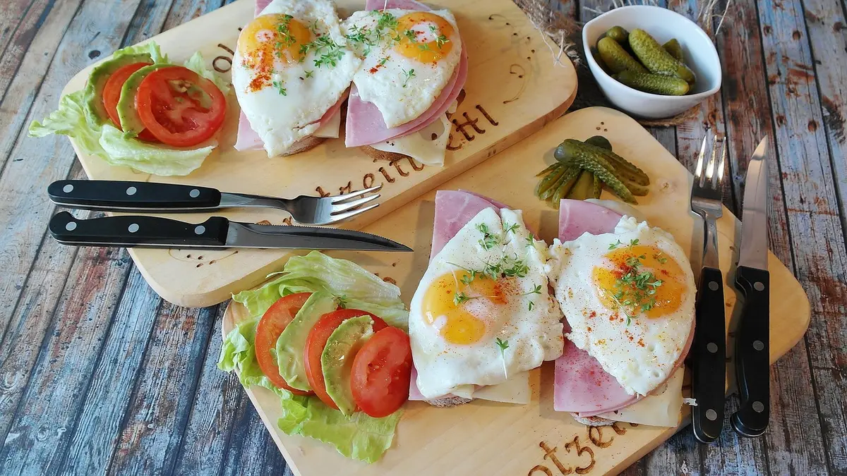 Préparation de repas avec œufs durs et légumes faibles en glucides
