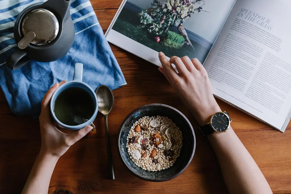 Porridge de quinoa avec lait végétal et fruits frais