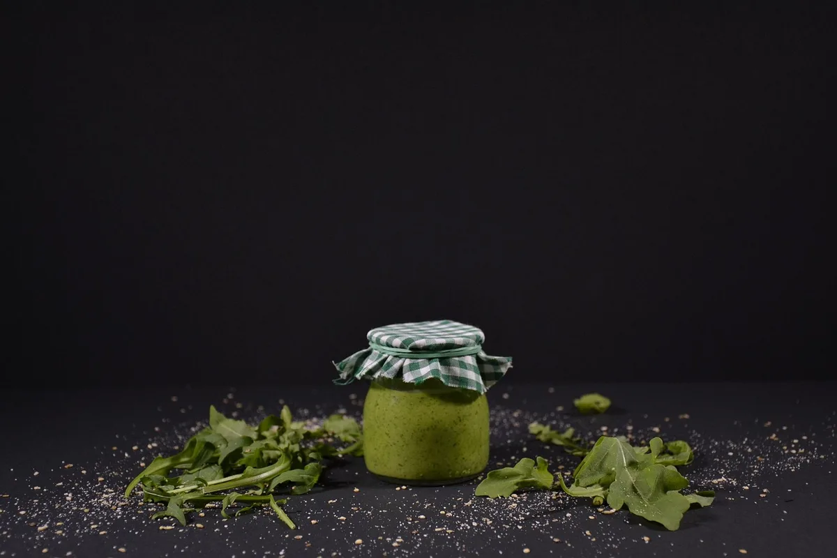 Bol de légumes à feuilles : épinards, roquette et chou frisé