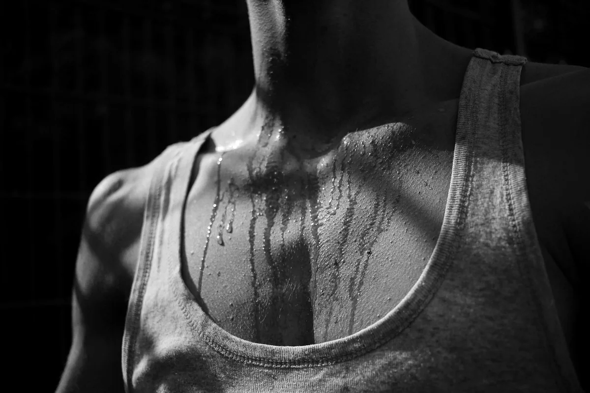 Rasage du torse avec un rasoir pour corps sur peau propre
