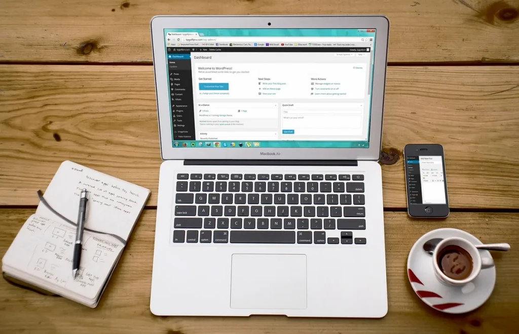 Bureau ensoleillé avec carnet ouvert, tasse et plante près d'une fenêtre