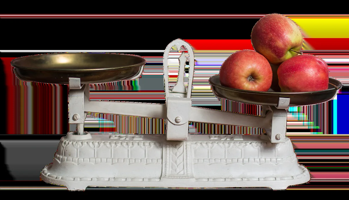 Balance de cuisine et notes nutritionnelles expliquant l'équivalence en calories