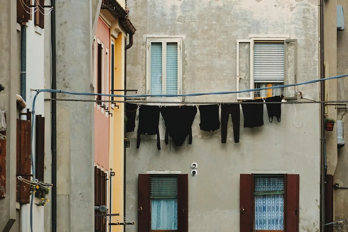Coupe menstruelle et culotte menstruelle propres posées sur une serviette