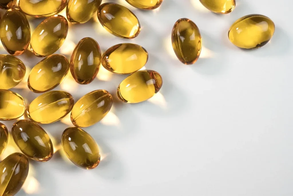 Comptoir de pharmacie en journée, mains échangeant un petit produit hygiénique et une carte Vitale
