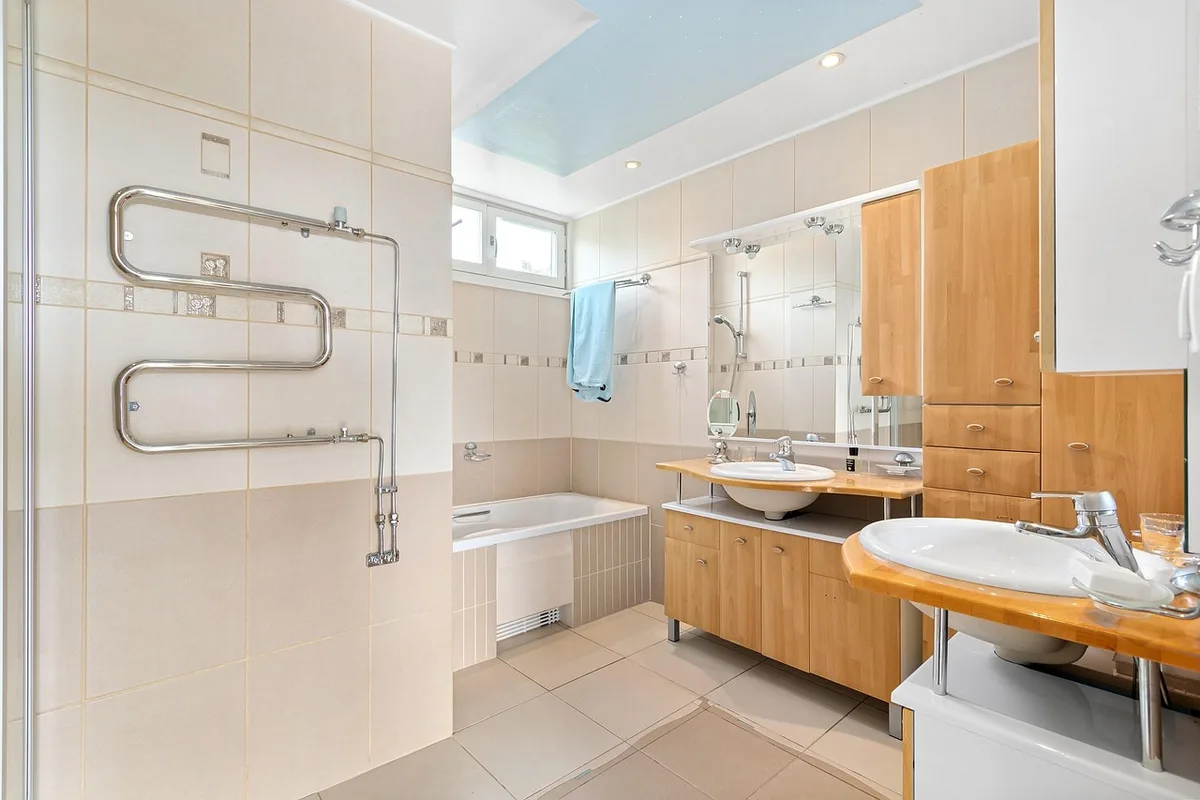 Peau sèche après une douche montrant tiraillements sur l'avant-bras