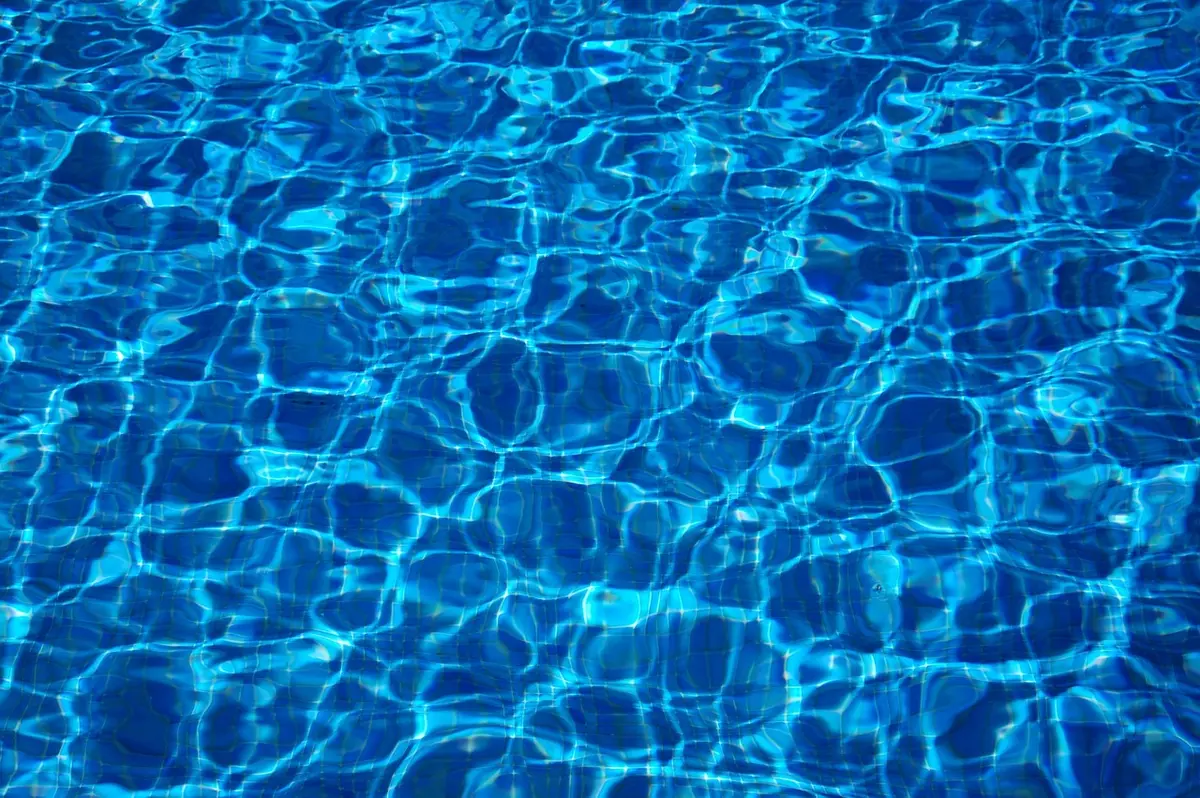 Personnes en piscine thermale effectuant mobilisation douce