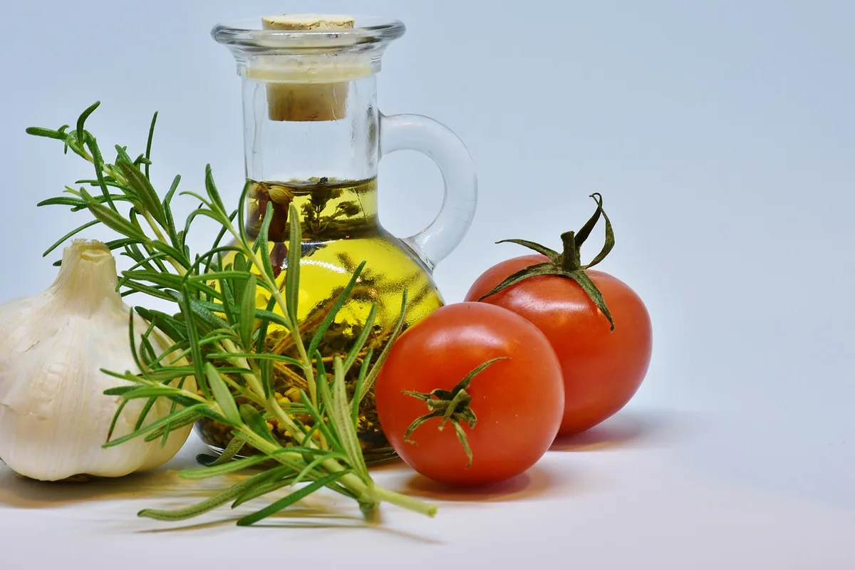 Boîte repas avec protéines maigres et légumes frais pour illustrer les méthodes alimentaires