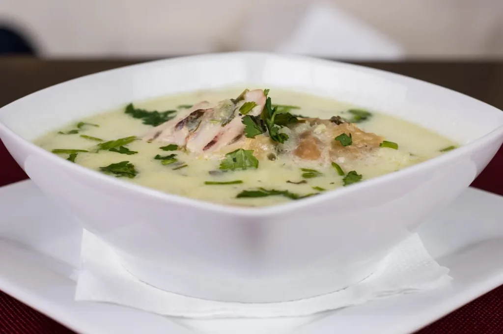 Bol de soupe aux légumes sur une table de cuisine en plein jour