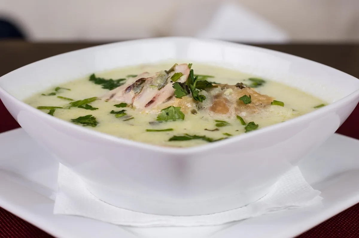 Bol de soupe aux légumes sur une table de cuisine en plein jour
