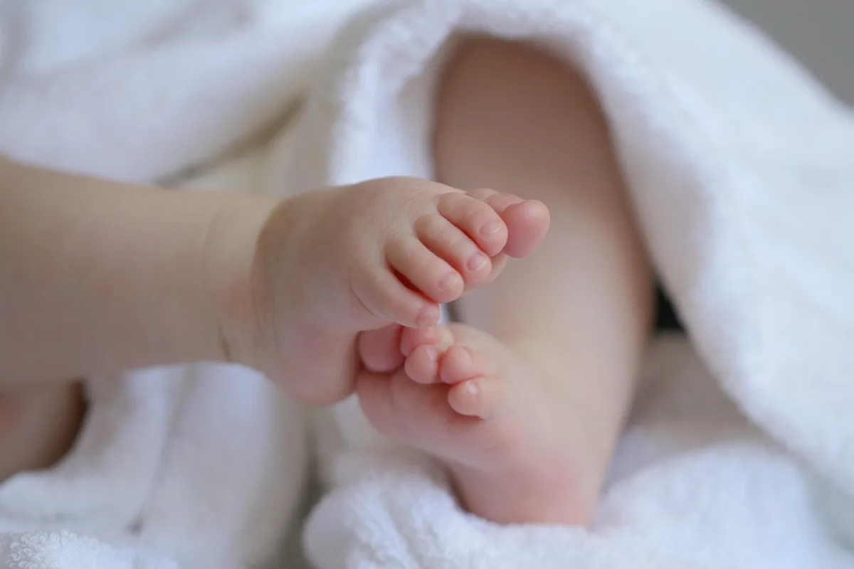 Schéma montrant une barrière cutanée sèche et perte d'hydratation après la douche