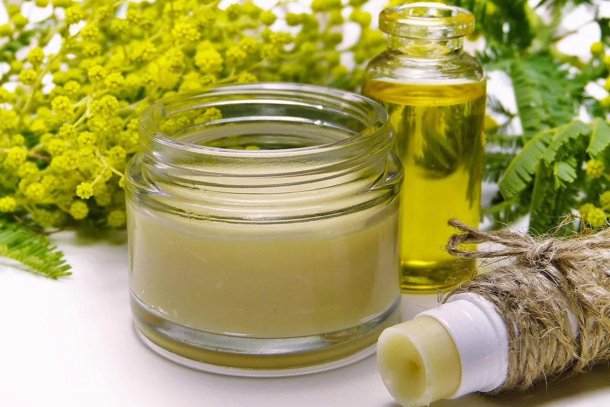 Ingrédients hydratants : glycérine, beurre de karité et huiles végétales en pots