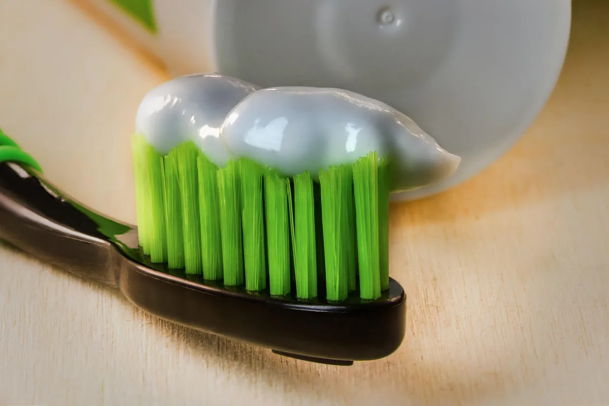 Tube de dentifrice posé sur un lavabo, gros plan sur l'emballage