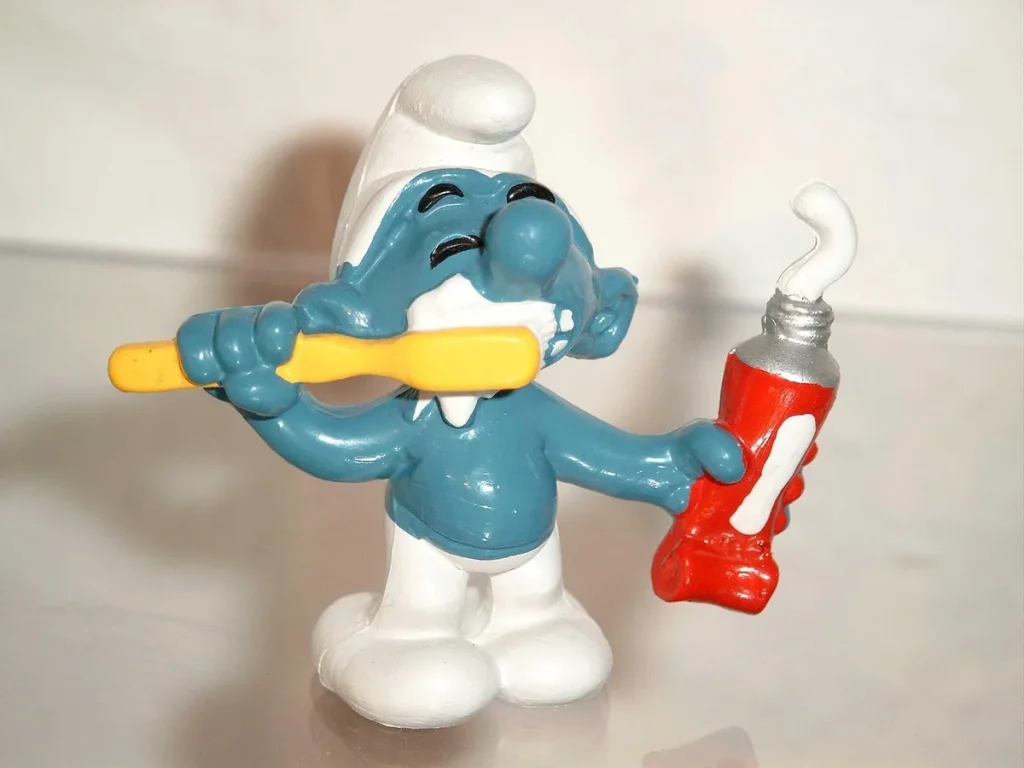 Brosse à dents et dentifrice sur un lavabo lumineux avec plantes en arrière-plan