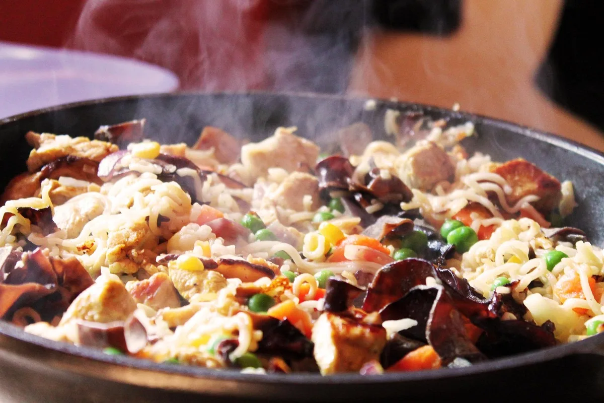 Poêle avec nouilles shirataki sautées et légumes