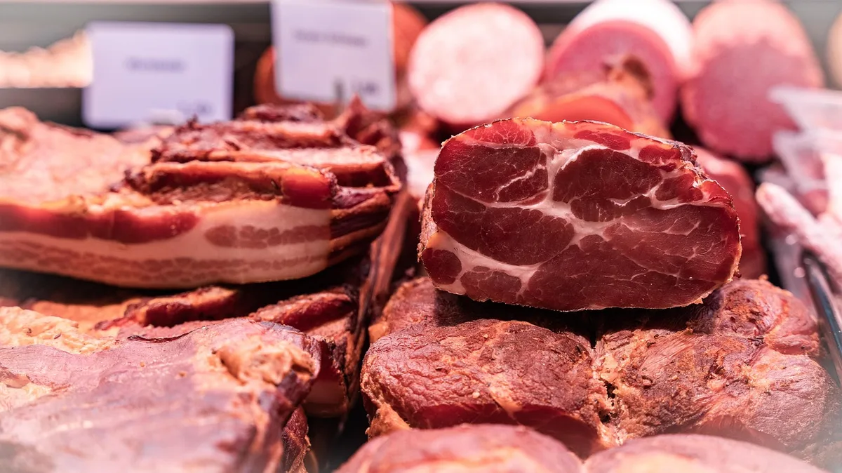 Assortiment de viandes transformées tranchées sur une assiette