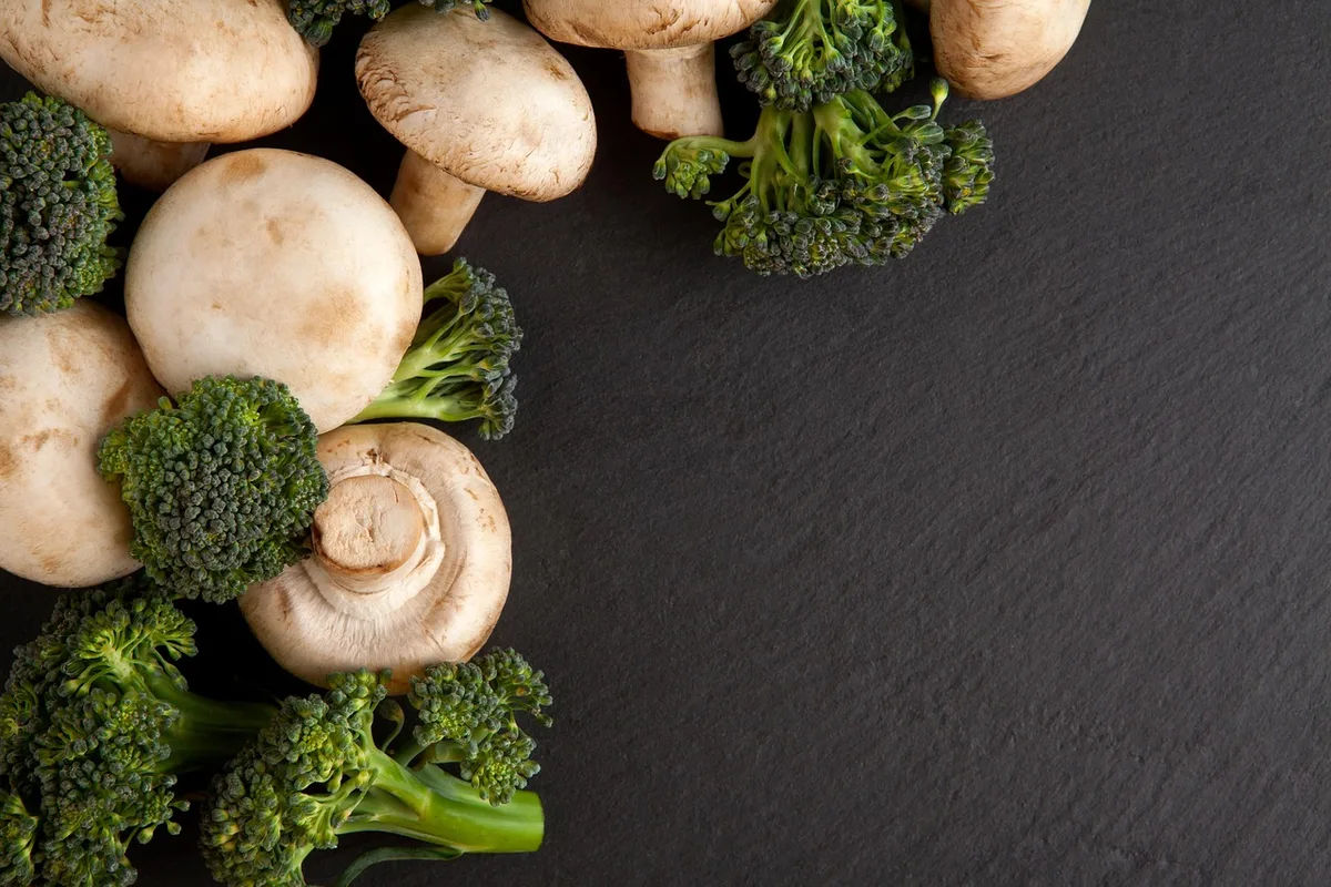 Gros plan sur des pousses de brocoli fraîches sur une planche