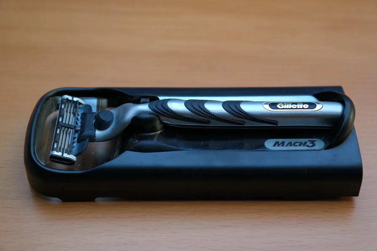 Gros plan sur une tête de rasoir avec grille protectrice adaptée aux peaux sensibles