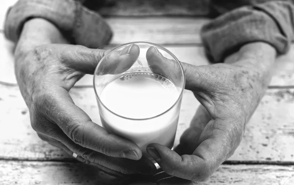 Stick doseur de complément alimentaire pour la peau posé sur une table de toilette éclairée par la lumière du jour