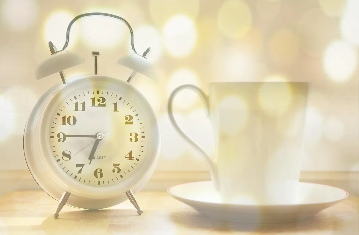 Assiette légère prise en fin d'après-midi près d'une horloge indiquant 19h