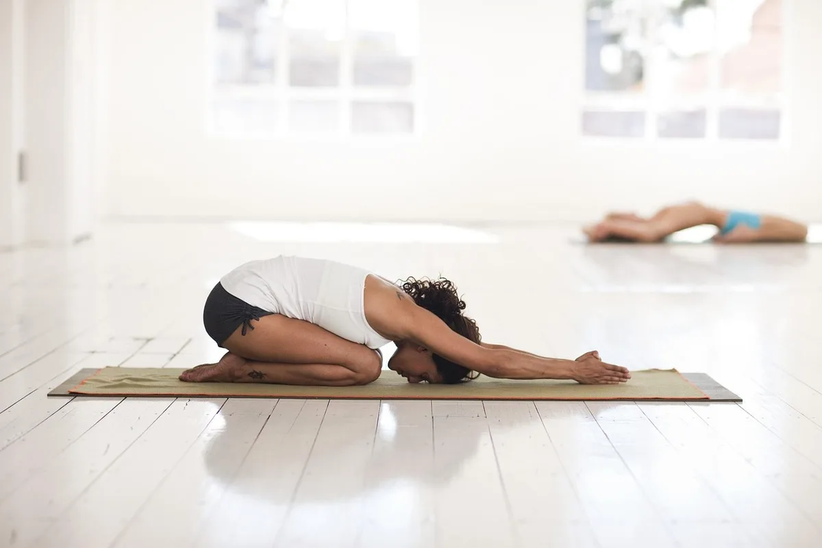 Groupe de pratiquants de yoga dans un studio lumineux