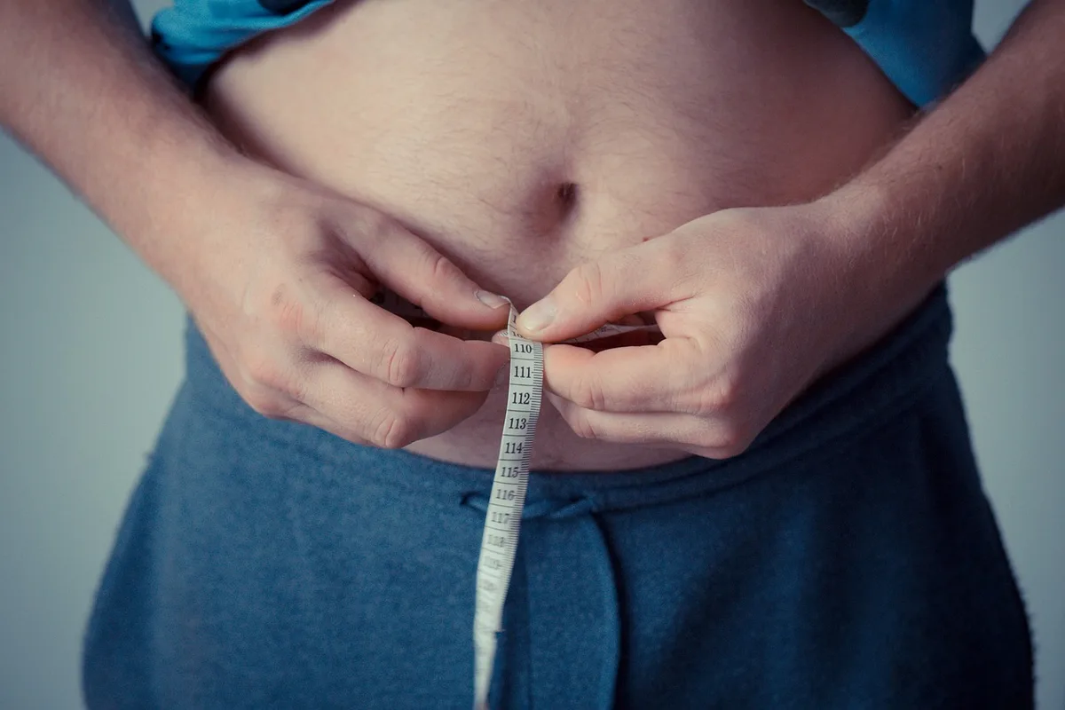Schéma montrant l'équivalence approximative de 7 700 kcal pour 1 kg de graisse