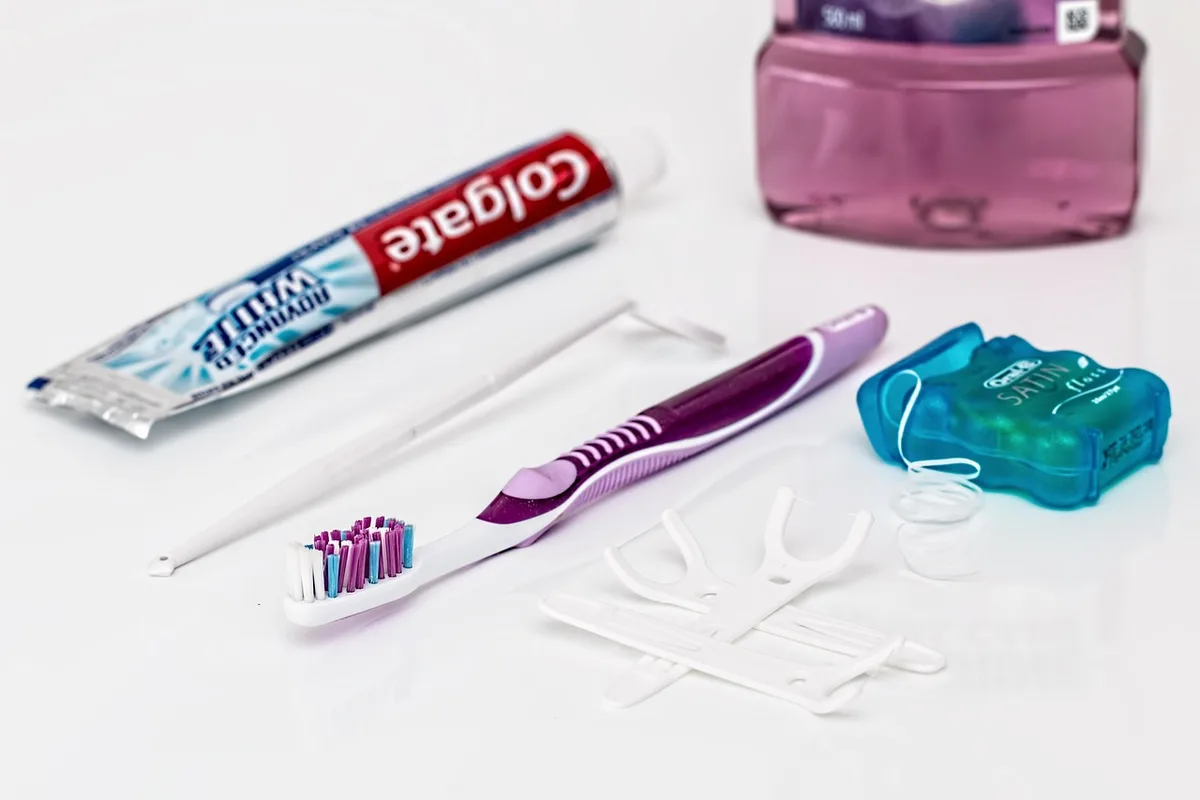 Flacon de bain de bouche sur un rebord, étiquette floue, concentré sur le goulot