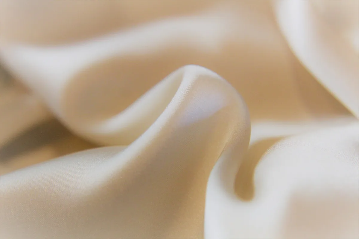 Détail du tissu technique d'une gaine montrant la texture et l'élasticité