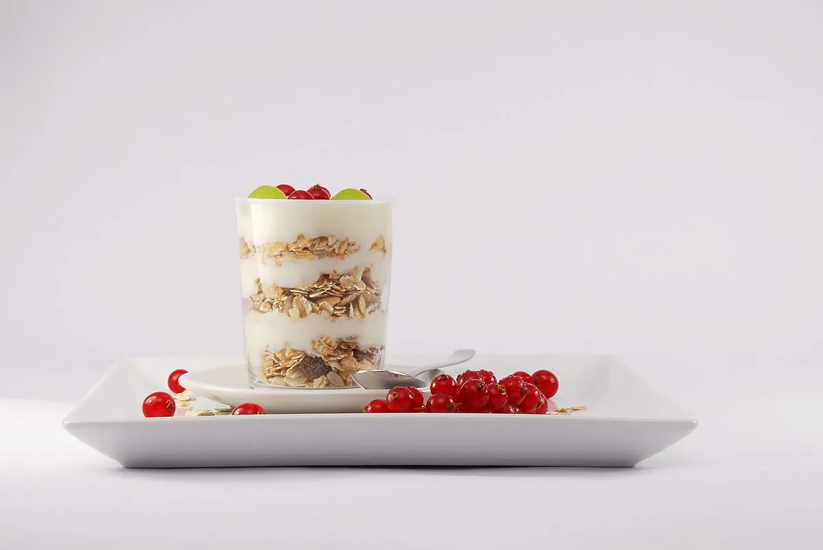Fromage blanc accompagné de flocons d'avoine, fruits rouges et graines