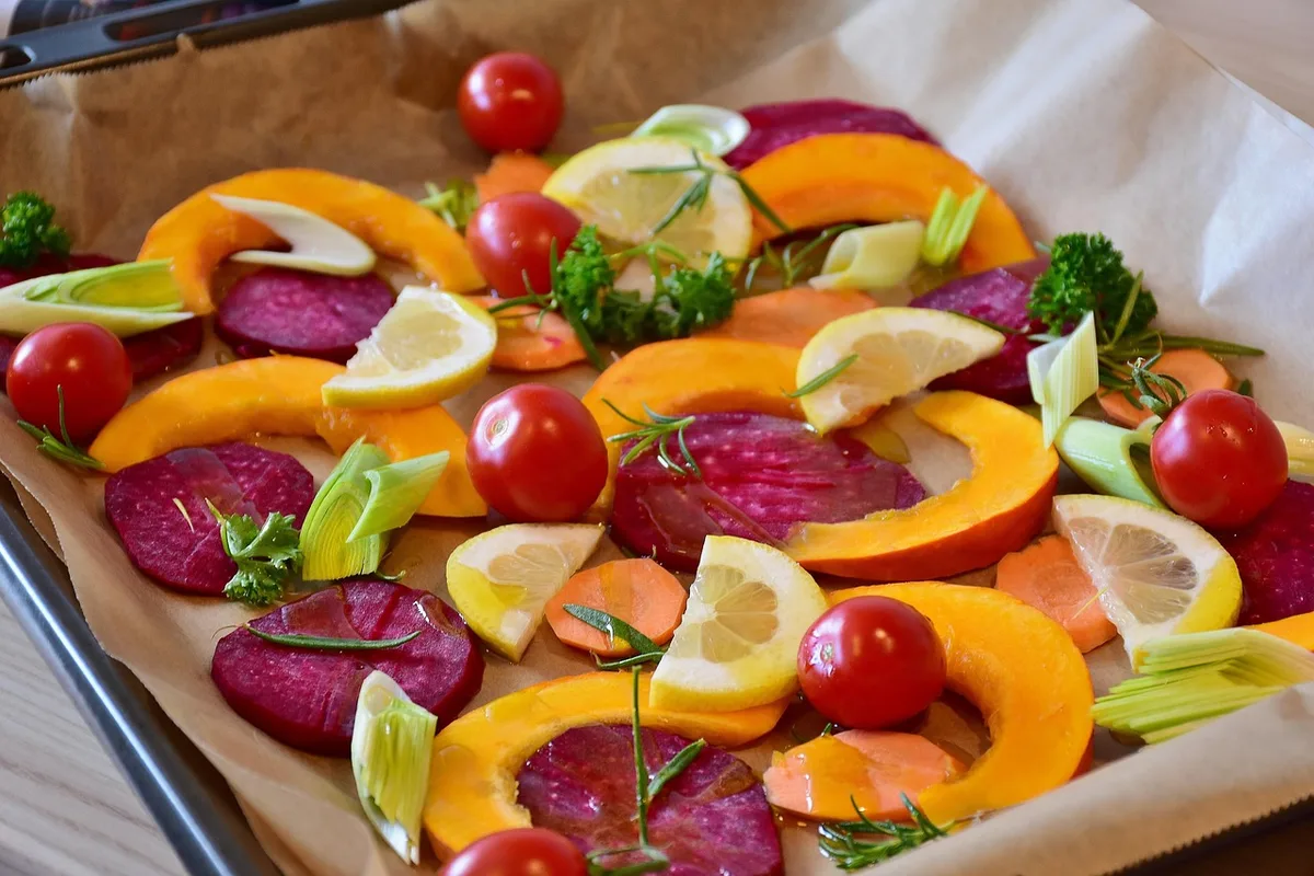 Légumes tranchés à la mandoline prêts pour le four